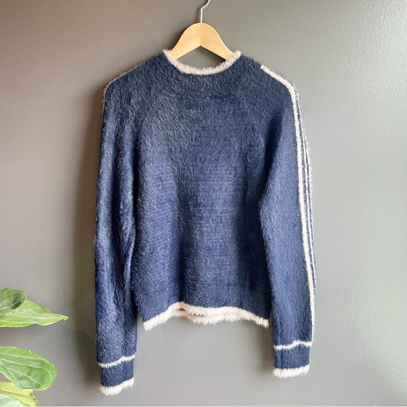 Hem & Thread Fuzzy Blue Long Sleeve Sweater Size Small - Picture 4 of 6